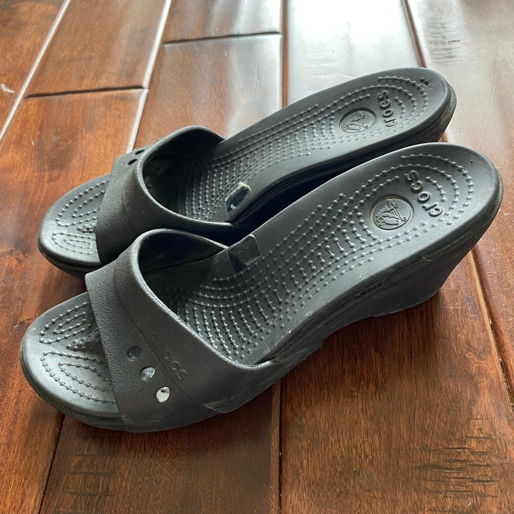 Womens size 9 crocs wedge heels black